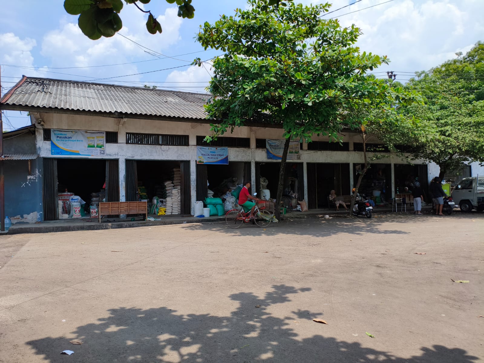 Deretan kios di Pasar Sleko yang rencananya akan dibangun utuh menjadi satu. 