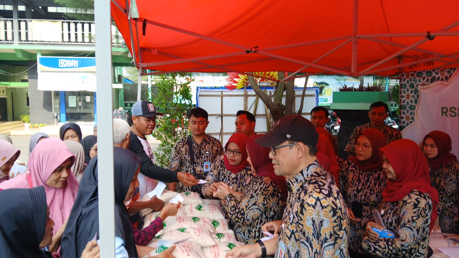 Antusias masyarakat dalam pembagian zakat di halaman RS Mitra Bangsa Pati. (ACHMAD ULIL ALBAB/RADAR KUDUS)