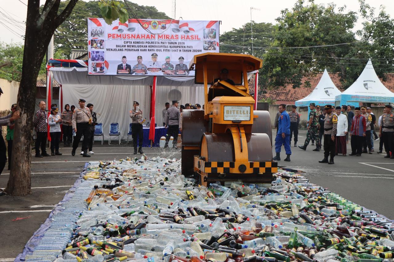Ribuan botol miras dimusnahkan oleh Polresta Pati. (ACHMAD ULIL ALBAB/RADAR KUDUS)