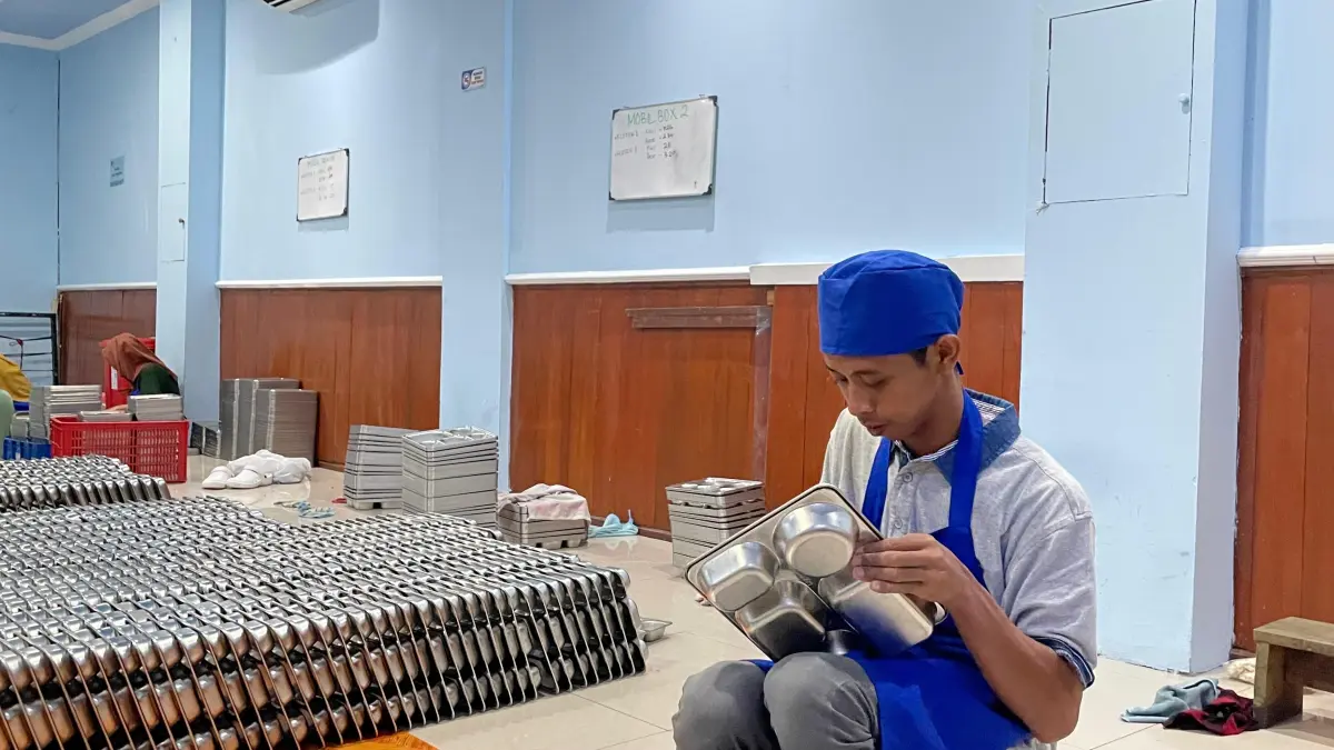 KERJA KERAS:&nbsp;Potret Andi Setiyoaji membersihkan ompreng MBG di SPPG Klopoduwur, Blora. (ARIF FAKHRIAN KHALIM/ RADAR PATI)