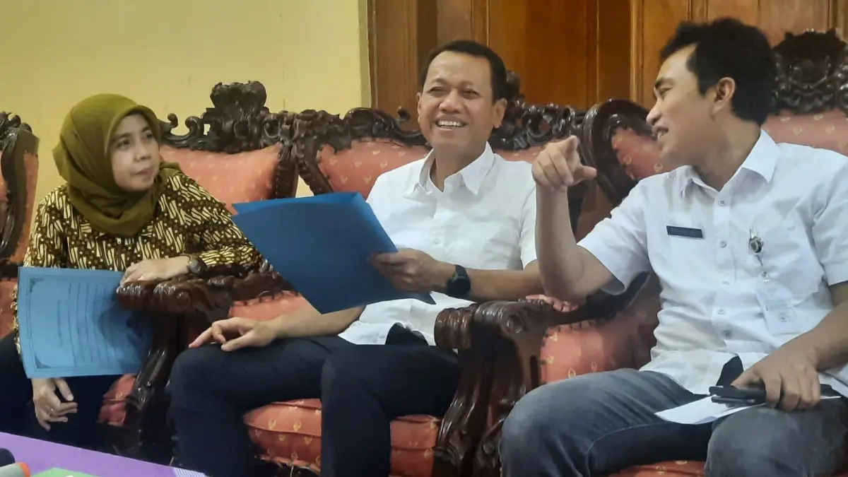 KOORDINASI: Bupati Kudus Sam’ani Intakoris (tengah) didampingi kepala BPKAD Djati Solehah (kiri) dan Asisten III Sekda Kudus Dwi Agung Hartono saat jumpa pers di Pendapa Kudus baru-baru ini. (INDAH SUSANTI/RADAR PATI)