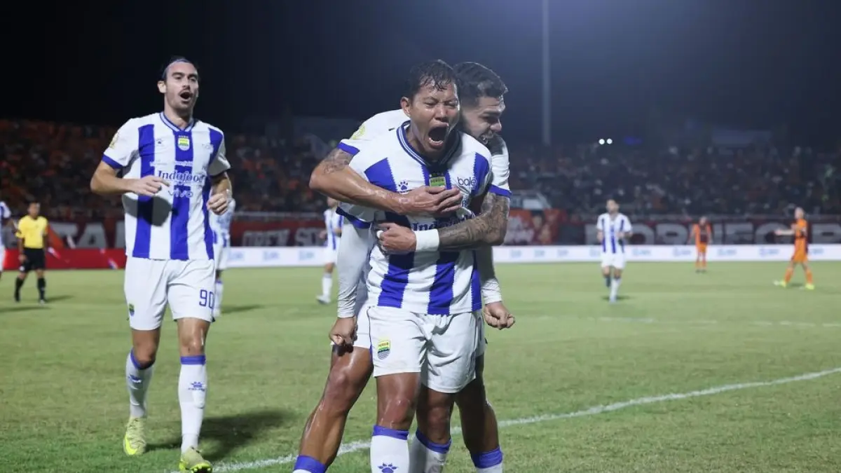 Pemain Persib Bandung Adam Alis.