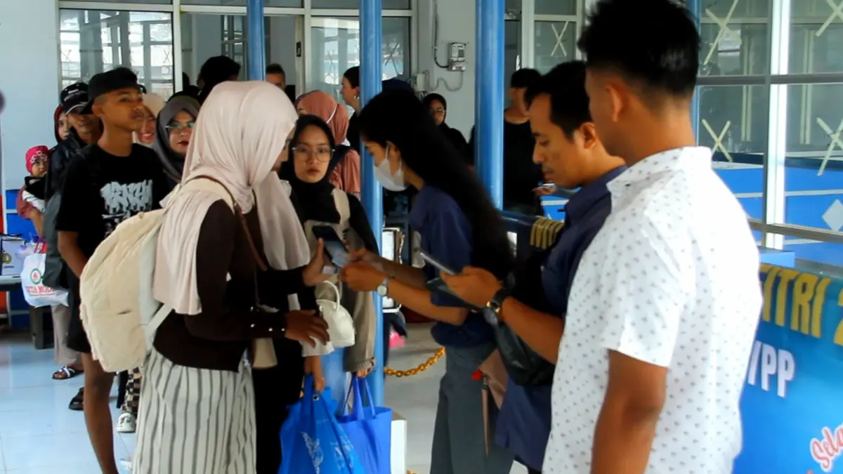 ANTUSIAS:&nbsp;Warga Karimunjawa hendak naik Kapal Bahari Express 3C, program mudik gratis hari pertama pada Selasa (17/3) pagi. (FIKRI THOHARUDIN/RADAR PATI)
