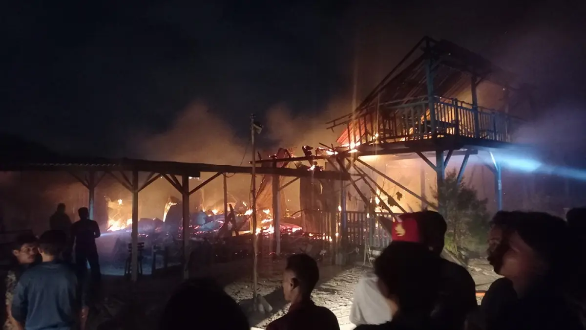 MEMBARA: Si Jago Merah bakar warung di Pantai Pelayaran, Karangkebagusan, Jepara pada Senin-Selasa (16-17/3) dini hari. (FIKRI THOHARUDIN/RADAR PATI)