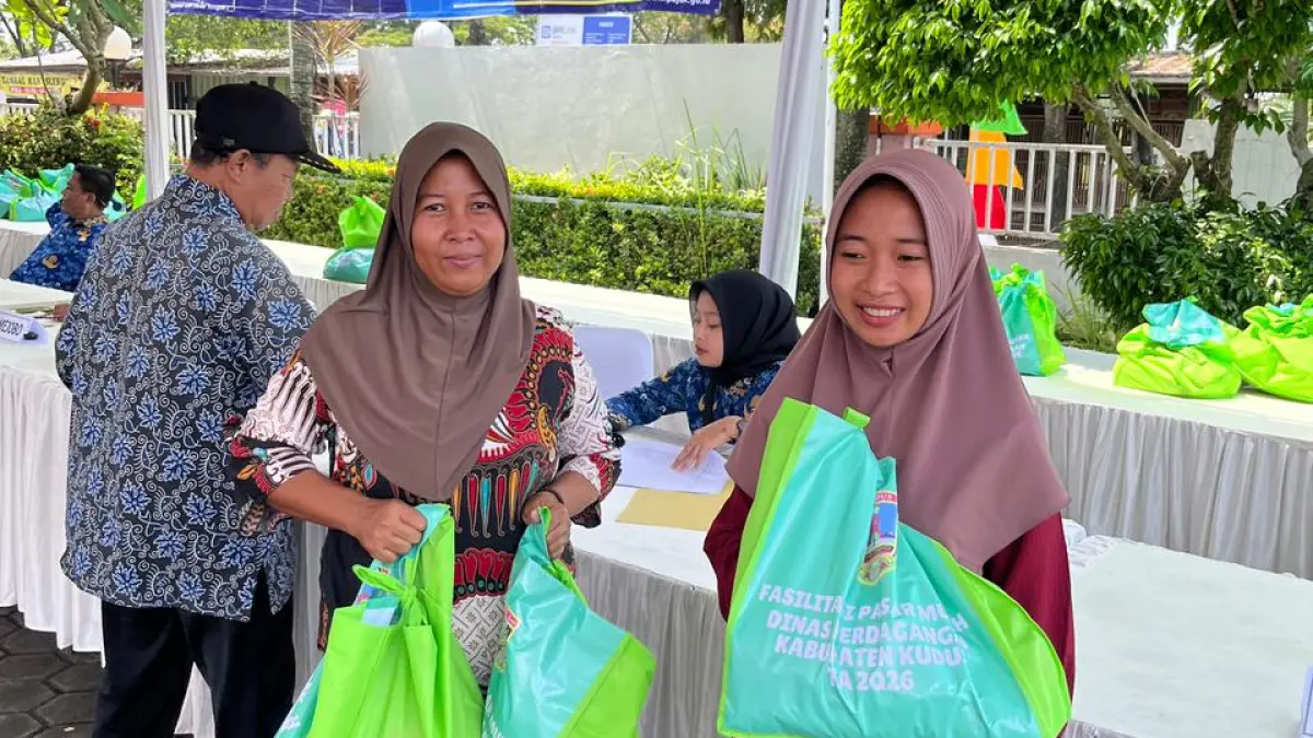 PASAR MURAH:&nbsp;Warga Kecamatan Mejobo antusias saat ada pasar murah. (INDAH SUSANTI/RADAR PATI)