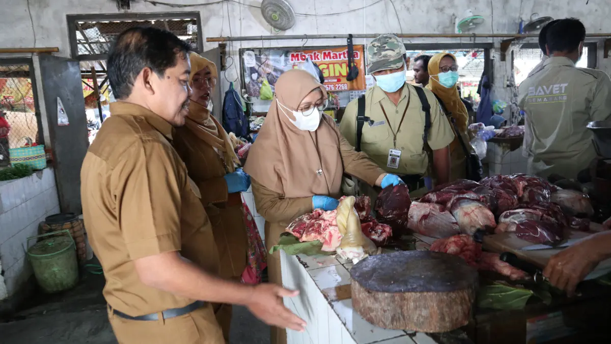Pengecekan daging di Pasar tradisional jelang lebaran untuk memastikan kelayakan konsumsi. (DISPERTAN PATI UNTUK RADAR PATI)
