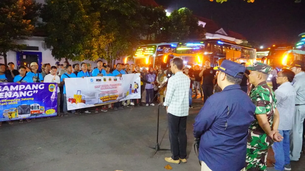 Warga peserta mudik gratis tiba di halaman Pendopo Kabupaten Pati Senin malam kemarin. (HUMAS PATI UNTUK RADAR PATI)