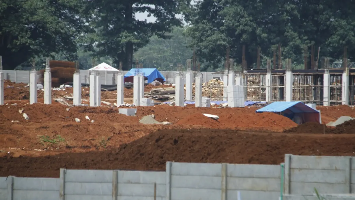 BERHENTI: Proyek pembangunan sekolah rakyat yang berada di Bumi Perkemahan Pakis Aji, tidak ada aktivitas pada Rabu (18/3). (FIKRI THOHARUDIN/RADAR PATI)