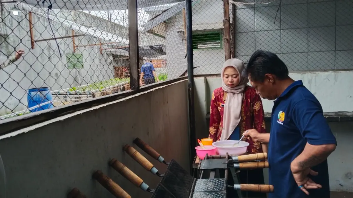 BUAT JAJANAN: Warga binaan Rutan Kudus saat proses membuat jajanan gapit baru-baru ini. (RUTAN KUDUS UNTUK RADAR PATI)