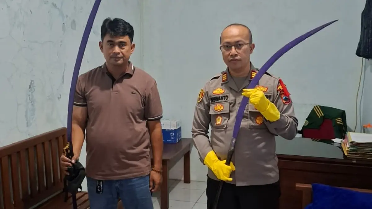 DIAMANKAN: Polisi menunjukkan barang bukti senjata tajam sepanjang 2 meter yang berhasil diamankan. (POLRES KUDUS UNTUK RADAR PATI)