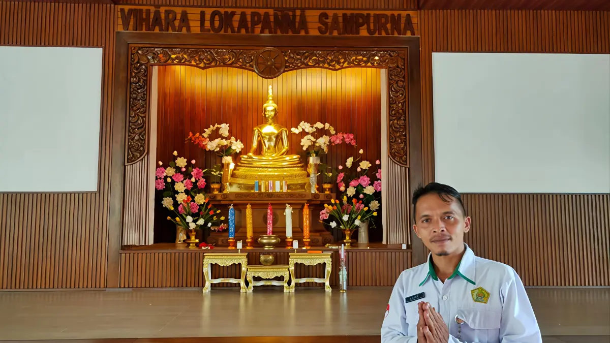 DILIHATKAN: Petugas menyiapkan rest area di vihara Juwana kemarin. (ANDRE FAIDHIL FALAH/RADAR PATI)