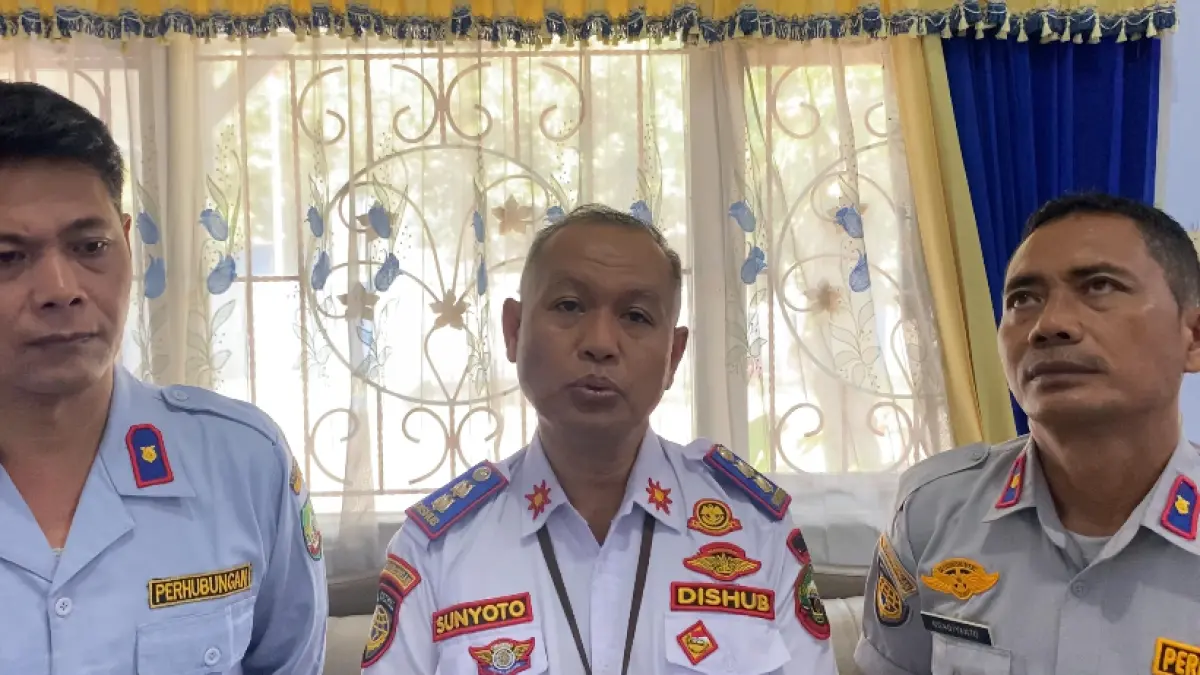 Kepala Bidang Lalu Lintas dan Angkutan Jalan (LLAJ) Dinas Perumahan Permukiman dan Perhubungan (Dinrumkimhub)Blora Sunyoto (tengah). (ARIF FAKHRIAN KHALIM/ RADAR PATI)
