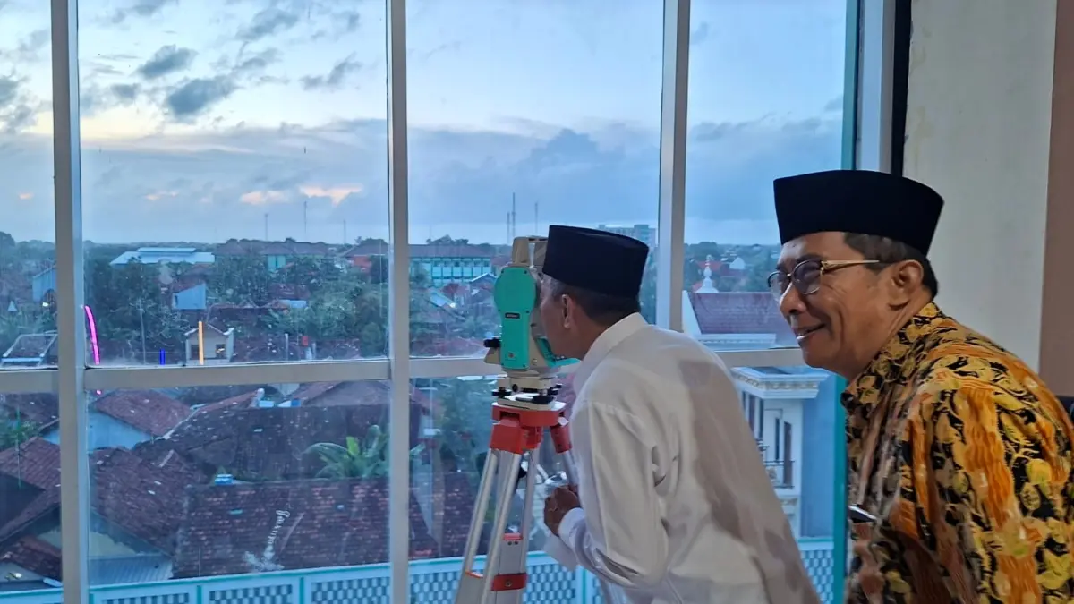MELIHAT HILAL: Menggunakan teropong saat melaksanakan Rukyatul Hilal di atas gedung lantai IV MAN 2 Kudus baru-baru ini. (ANDIKA TRISNA SAPUTRA/RADARPATI)