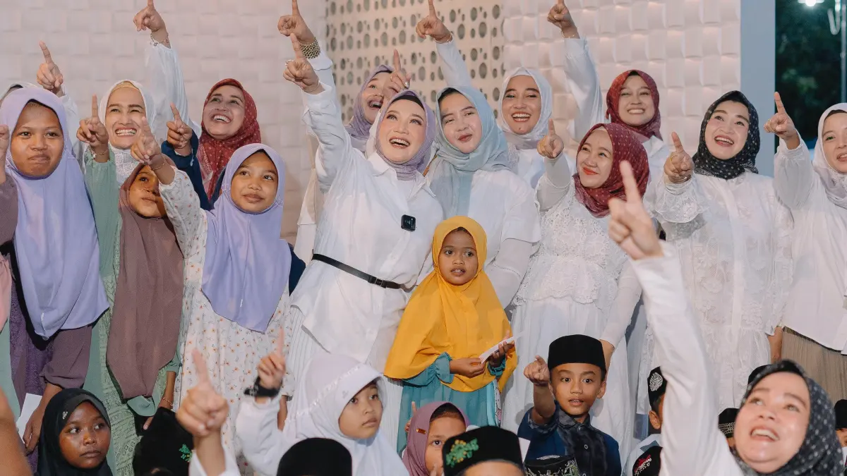 RELIGI: Kegiatan mengaji hingga berbagi kepada anak yatim dilakukan brand Edoba asal Kabupaten Grobogan. (ISNADORA UNTUK RADAR PATI)