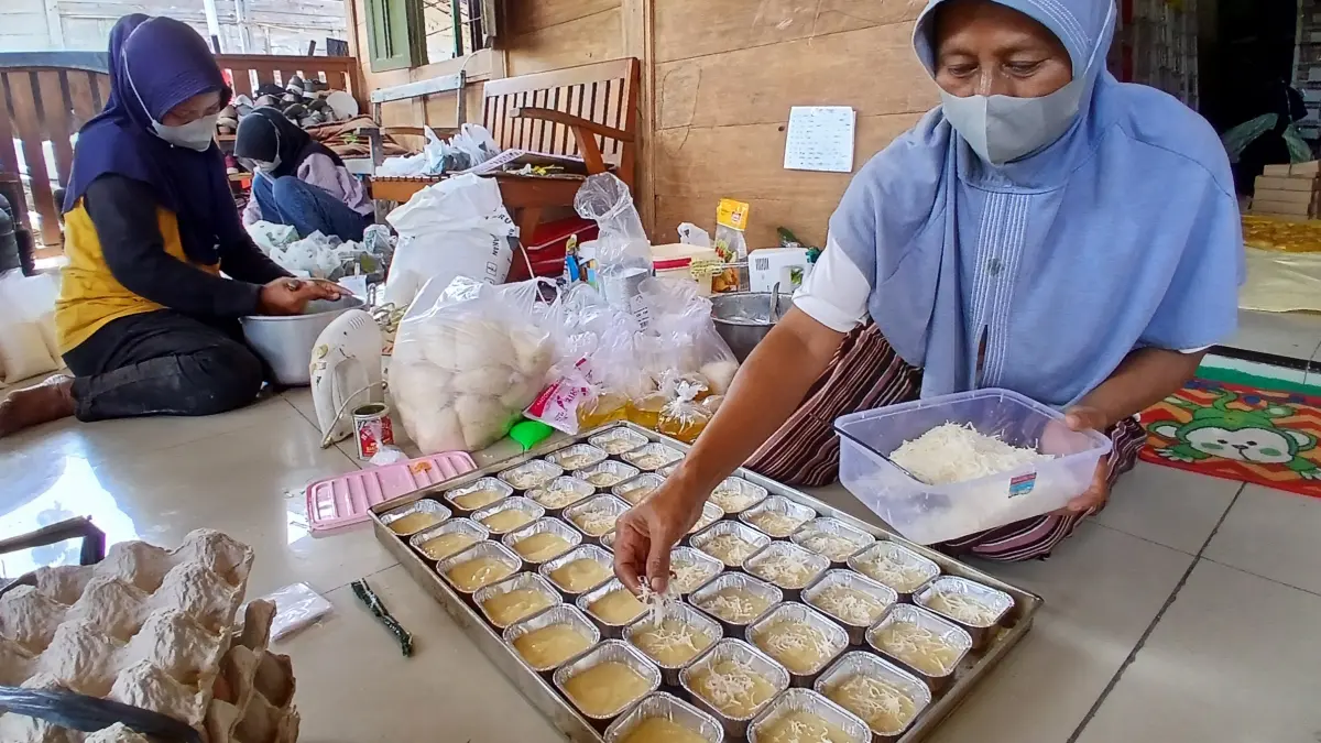 SERAP: Para warga di Desa Kamolan saat membuat roti dan kue untuk menu MBG. (EKO SANTOSO/RADAR PATI)