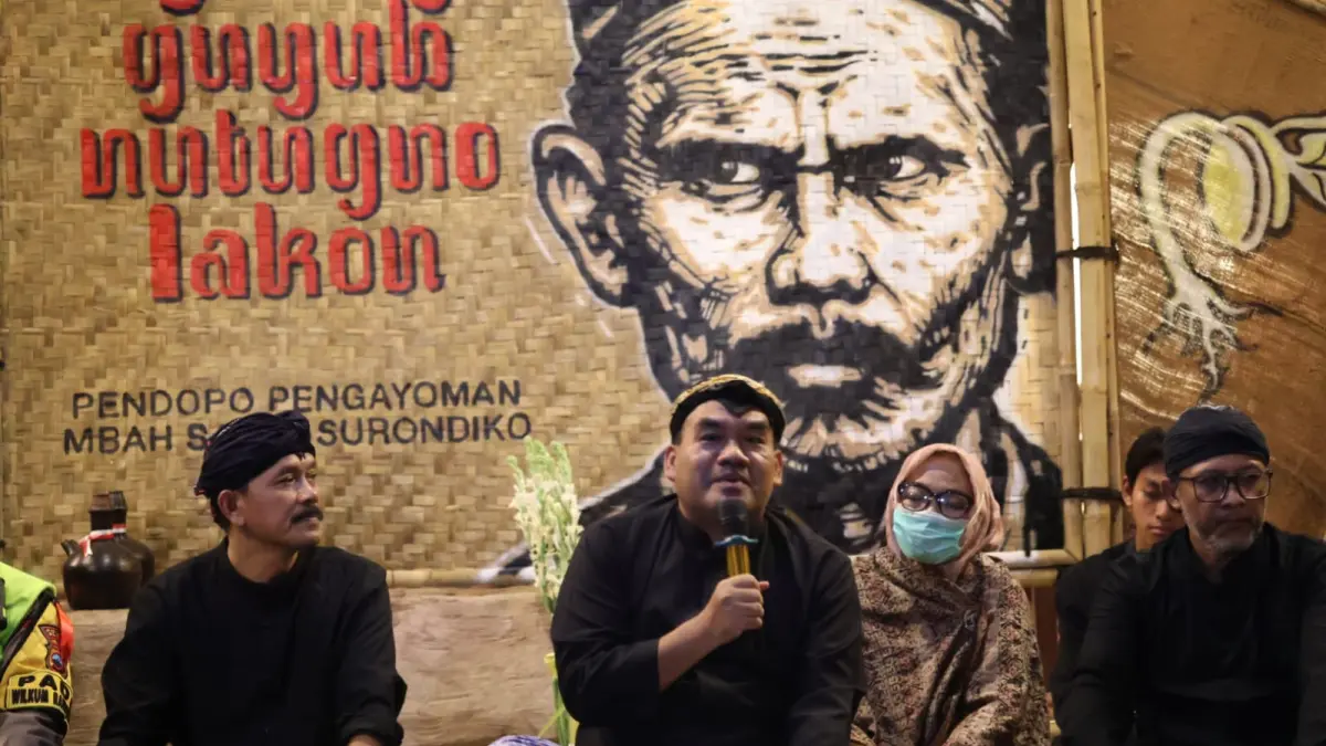 
ANTUSIAS: Bupati Blora Arief Rohman saat mengikuti peringatan 119 Tahun perjuangan Samin di Pendopo Pengayoman Mbah Samin Surondiko, Desa Ploso Kediren, Kecamatan. (EKO SANTOSO/RADAR PATI)