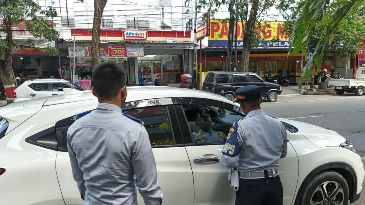 DIARAHKAN: Pengendara mobil yang parkir di marka sepeda diminta memindahkan parkir di sisi barat Jalan R Suprapto Kota Purwodadi. 
