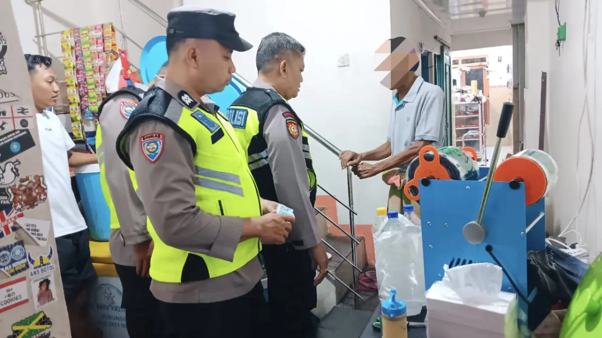 
DIBEKUK: Polisi melakukan pemeriksaan terhadap pelaku penjual es moni. (POLSEK KUDUS UNTUK RADAR PATI)