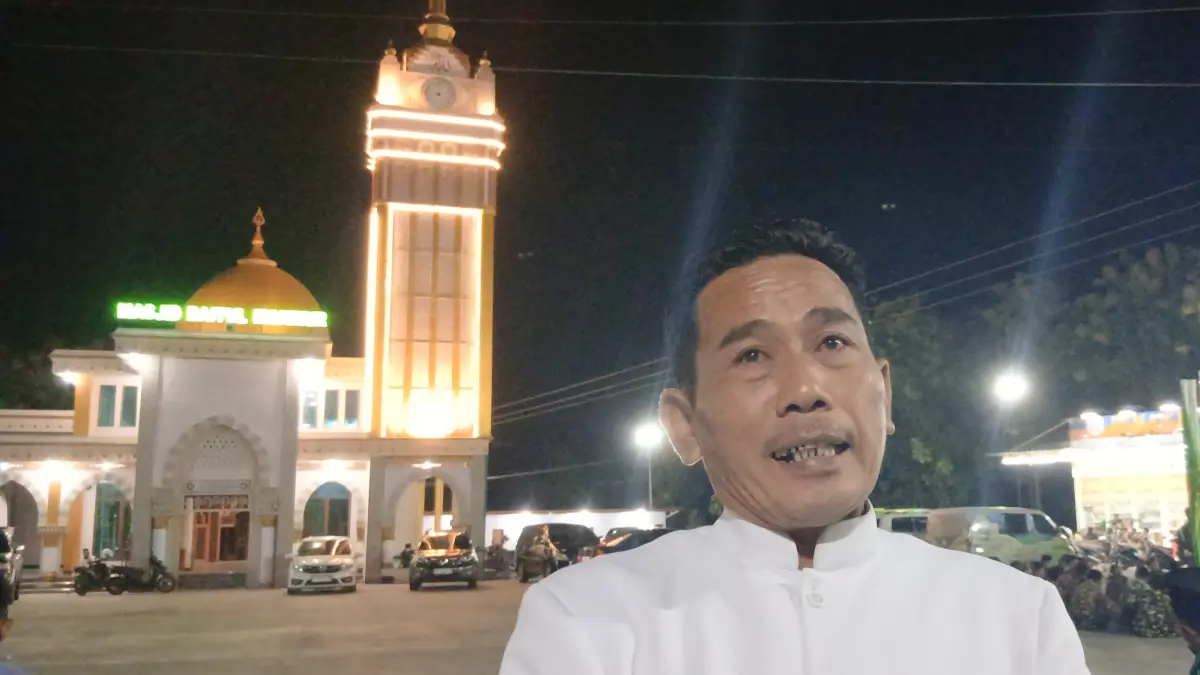 
INDAH: Murdono saat menunjukkan Masjid Baitul Makmur di Desa Trembulrejo, Kecamatan Ngawen, Kabupaten Blora yang terletak di Jalan Purwodadi-Blora yang kini jadi rest area. (EKO SANTOSO/RADAR PATI)
