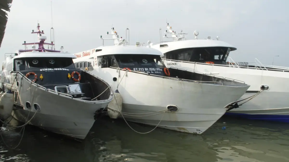 
JADWAL PENUH: Kapal Express Bahari tengah bersandar di Pelabuhan Penyeberangan Jepara. (FIKRI THOHARUDIN/RADAR PATI)
