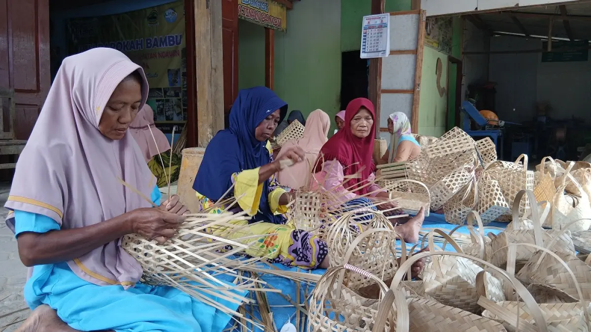 
KEREN: Dian Agus Yulianto (tengah) saat menunjukkan rumahnya yang jadi tempat produksi kerajinan bambu. (EKO SANTOSO/RADAR PATI)
