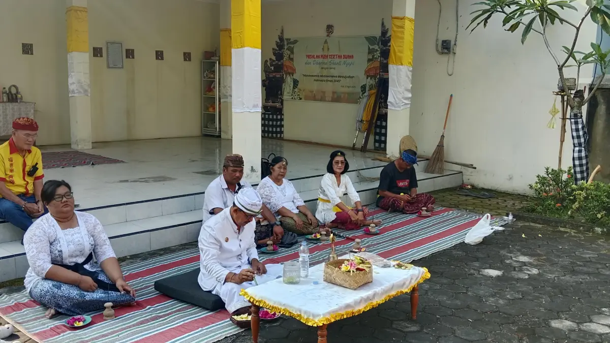 
KHIDMAD: Umat Hindu di Pati menjalankan ritual keagamaan di Pura Jakenan kemarin. (ANDRE FAIDHIL FALAH/RADAR PATI)