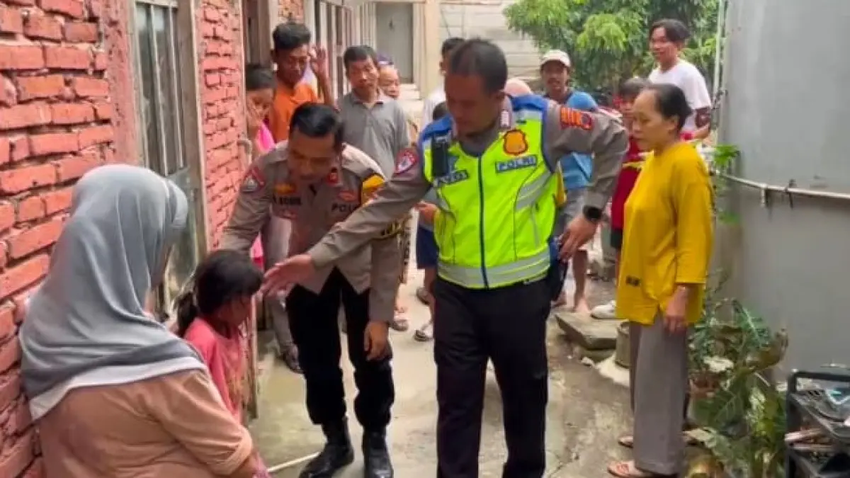 POLSEK GROBOGAN UNTUK RADAR KUDUS 
KETEMU – Sala seorang anak ditemukan warga dibantu anggota Polsek Gubug setelah kesasar 22 Km dari jarak rumah, Rabu (18/3)
