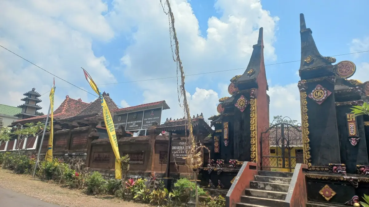 
SEPI: Kondisi area Pura Dharma Loka turut Jalan Desa Plajan Kecamatan Pakis Aji tampak sepi dalam momen Nyepi. (FIKRI THOHARUDIN/RADAR PATI)
