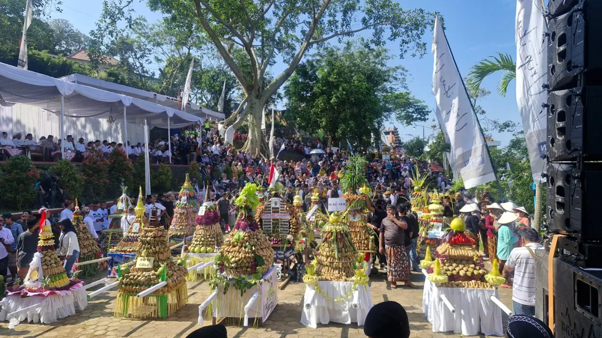 
SEWU KUPAT: Gunungan Sewu Kupat berjajar dan siap untuk diserbu warga tahun lalu. (INDAH SUSANTI/RADAR PATI)
