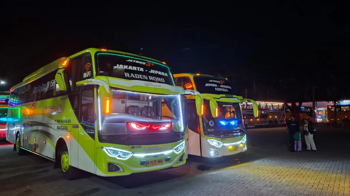 TIBA: Sejumlah bus pengangkut pemudik tiba di Terminal Tipe A Jati Kudus, Rabu (19/3). (ANDIKA TRISNA SAPUTRA/RADAR PATI)
