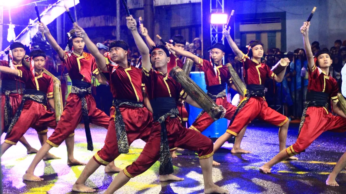 
TOTALITAS: Penampilan Guwe Generation dari desa Gegunung Wetan saat perform depan panggung kehormatan, Selasa malam (17/3). (WISNU AJI/RADARPATI)
