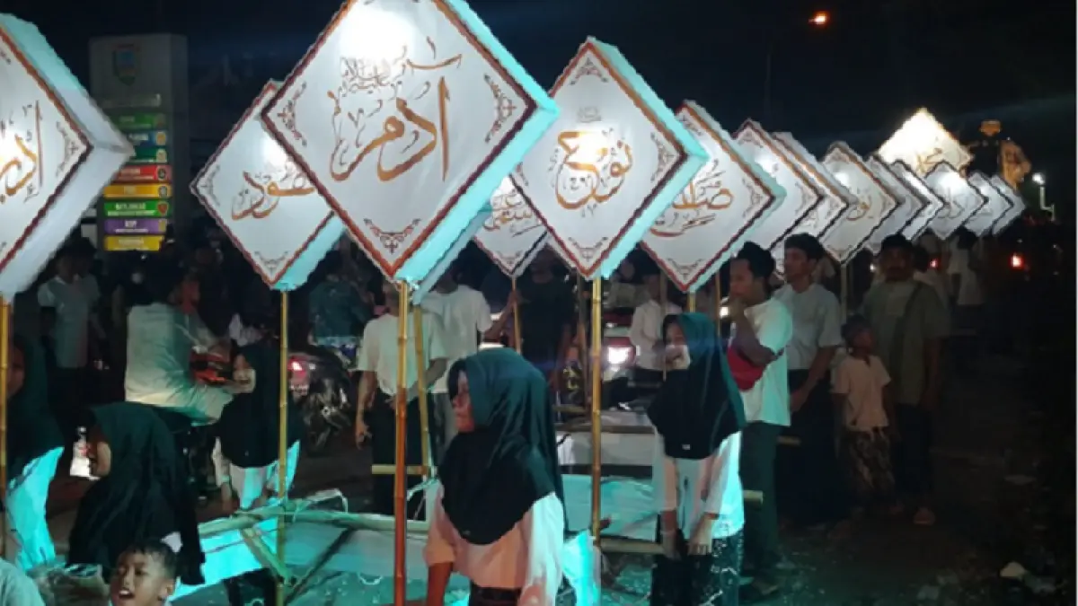 Tradisi takbir keliling di Indonesia.