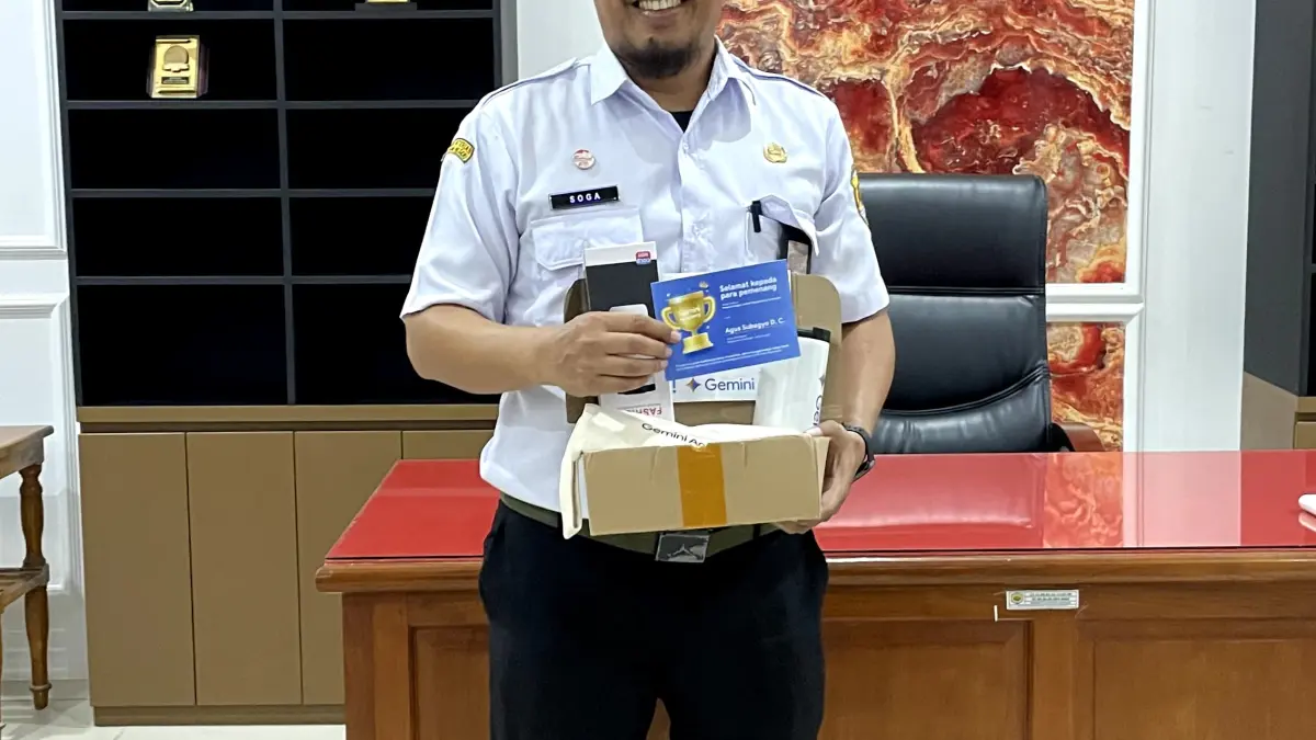
SEMANGAT: Ahmad Mahmudi, 29 saat menunjukkan kitab yang diimpor dari Mesir dan siap dikirim ke pembeli. (EKO SANTOSO/RADAR PATI)
