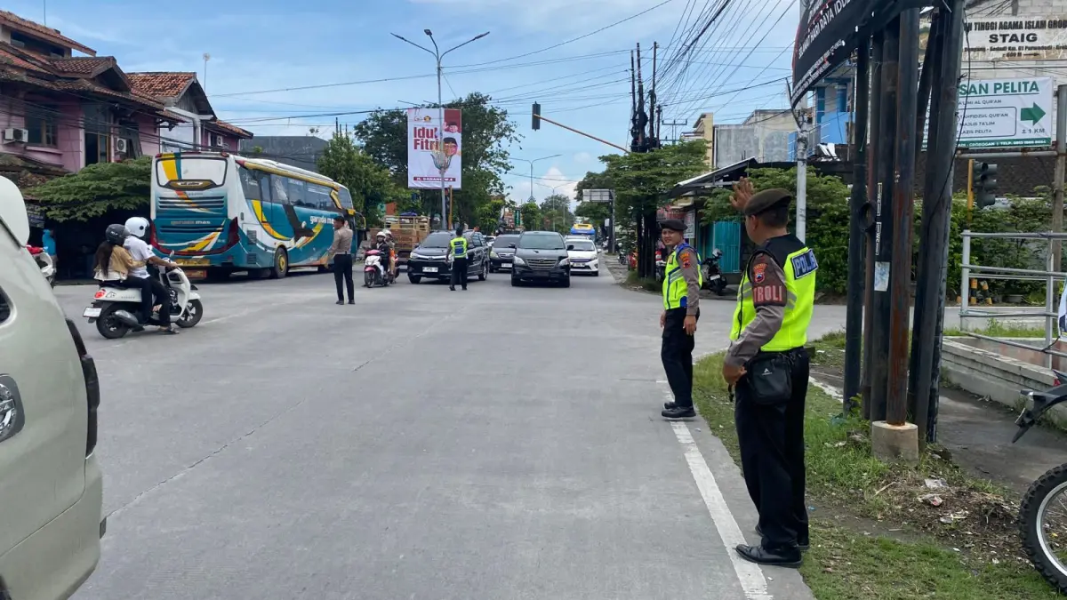 SIAGA: Satlantas Polres Grobogan siaga di sudut jalan beberapa titik rawan. (Satlantas Polres Grobogan untuk RadarPati)