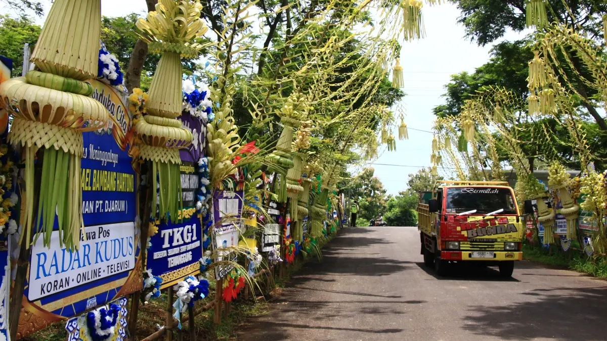 Berjajar karangan bunga di pemakaman keluarga Djarum, di Dukuh Godo Desa Punjulharjo, Rembang.