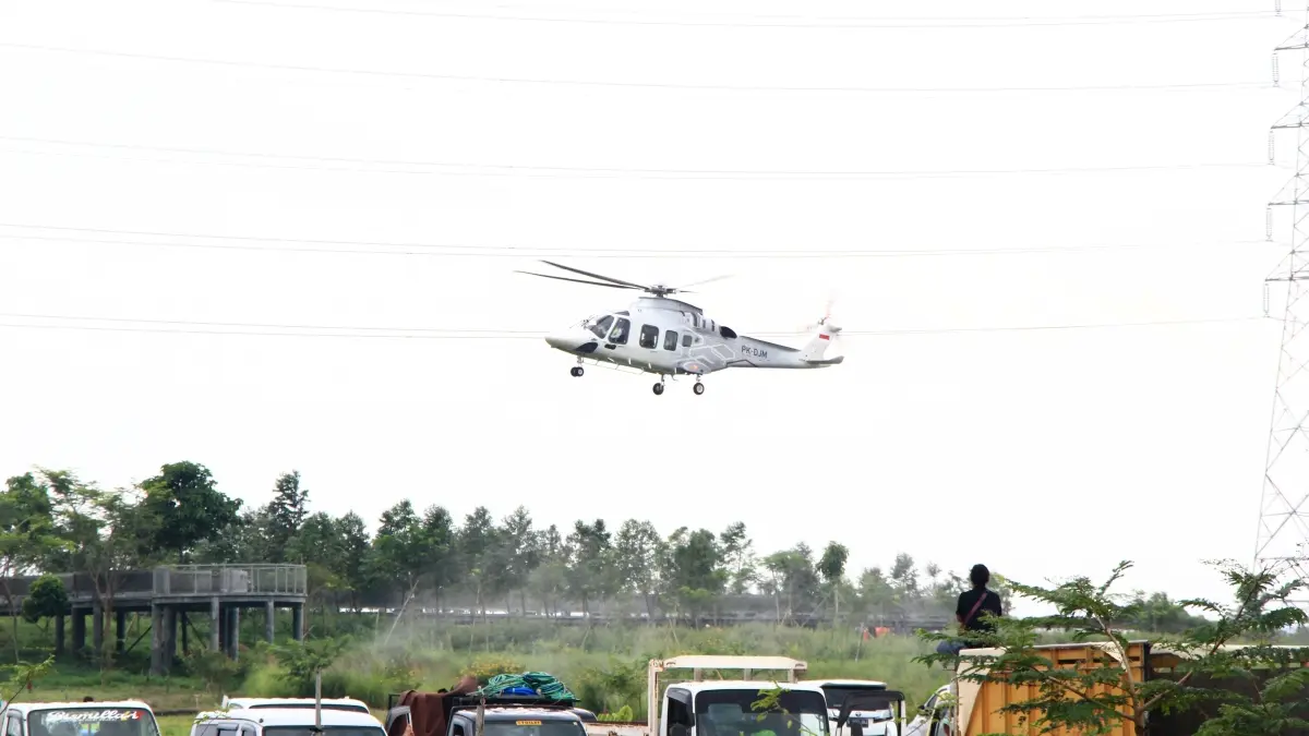 Helicopter mendarat saat pemakaman bos Djarum Michel Bambang Hartono.
