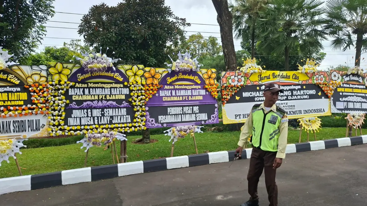 Karangan bunga penghormatan meninggalnya bos Djarum Michael Bambang Hartono, memenuhi GOR Jati.