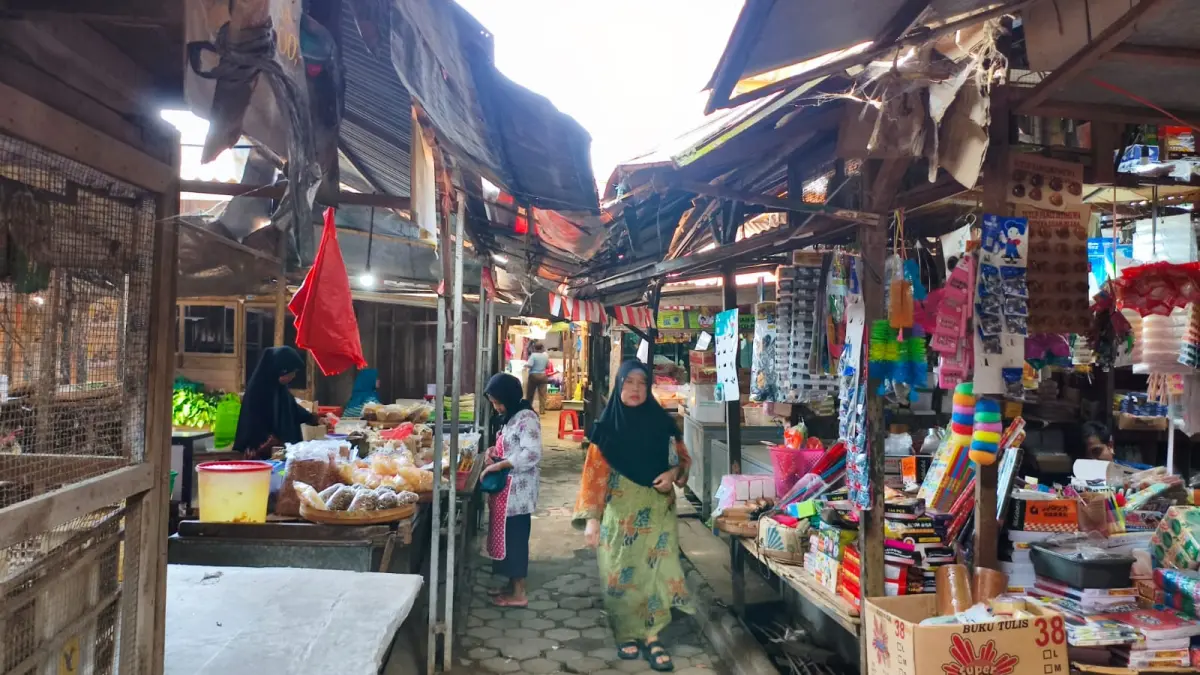 
Kondisi area dalam Pasar Puri yang memerlukan perbaikan agar lebih nyaman bagi pedagang maupun pengunjung.&nbsp;(ACHMAD ULIL ALBAB/RADAR PATI)
