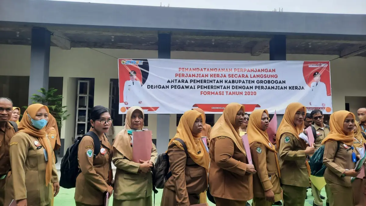 KONTRAK: PPPK Formasi 2020 saat melakukan perpanjangan kontrak lima tahunan di halaman BKPSDM Grobogan. (INTAN MAYLANI SABRINA/RADARPATI)