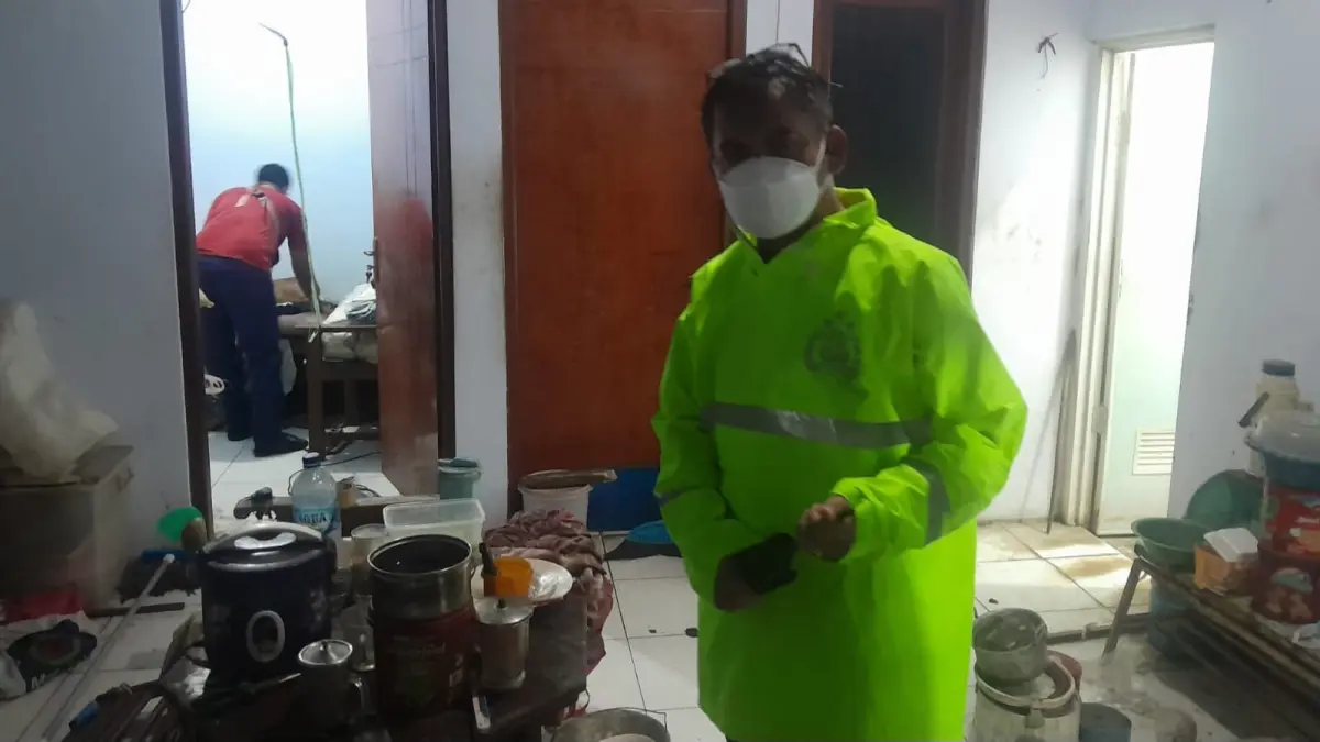 
EVAKUASI: Polisi melakukan evakuasi lansia yang tewas di rumahnya di Desa Singocandi. (POLSEK KUDUS UNTUK RADAR PATI)