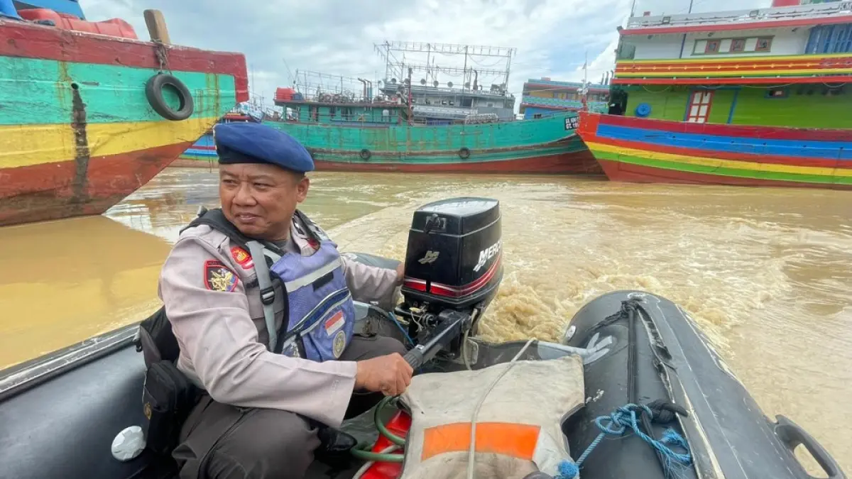 
PADAT: Kapal-kapal bersandar memenuhi kawasan Pelabuhan Juwana. (ANDRE FAIDHIL FALAH/RADAR PATI)