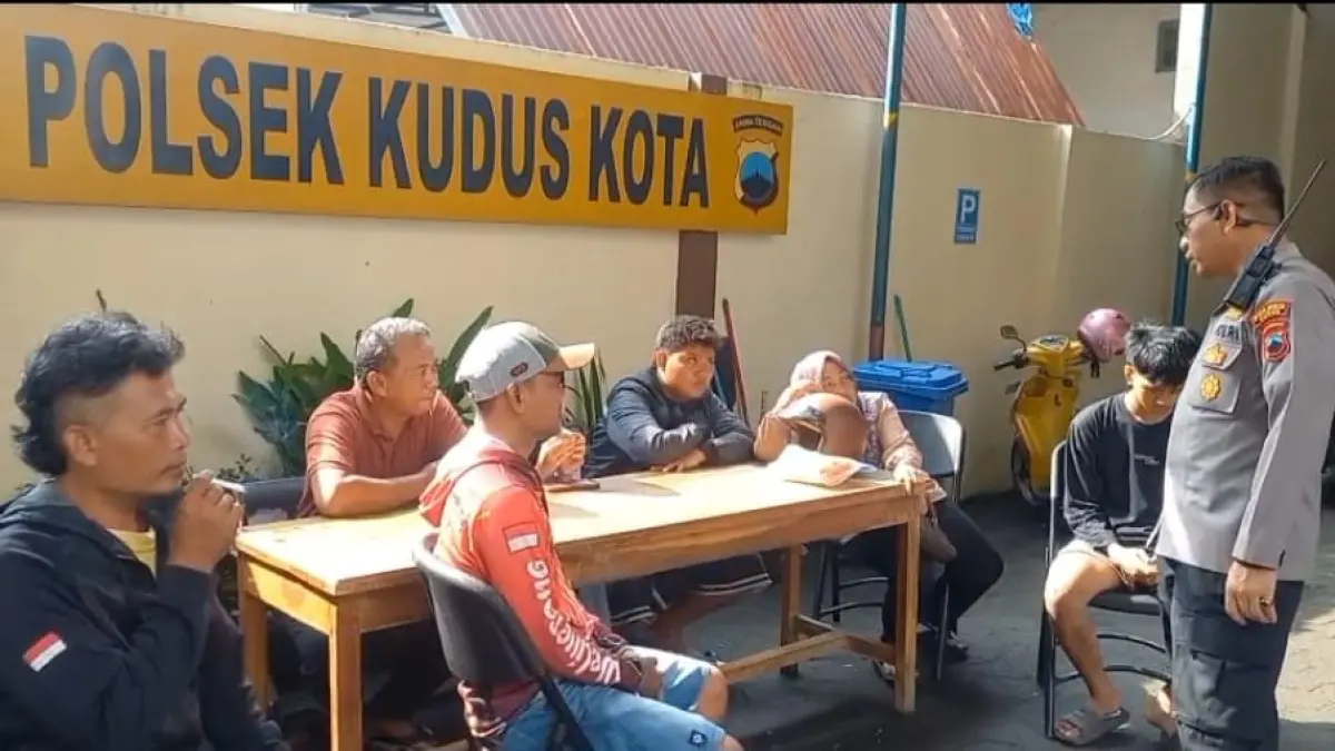 Polsek Kota Kudus menangkap penjual miras es moni di angkringan.