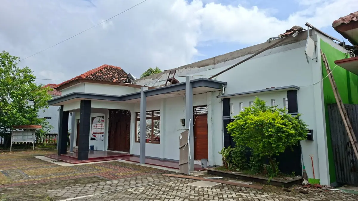 
ROBOH: Kantor Kelurahan Mlatinorowito, Kecamatan Kota mengalami insiden roboh di bagian atapnya, Jumat (27/3). (ANDIKA TRISNA SAPUTRA/RADAR PATI)