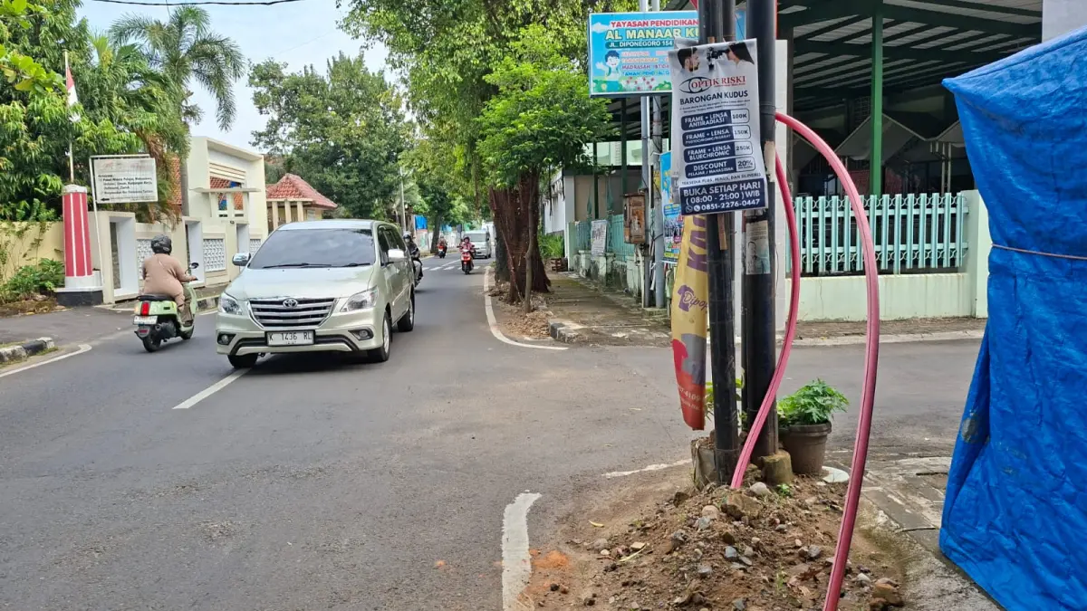 Sisa pemasangan fiber optic (FO). 