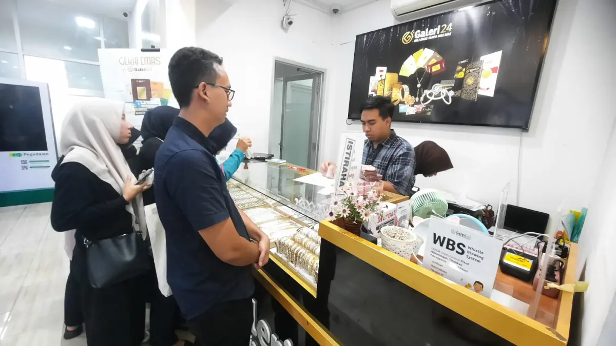 ANTRE: Galeri 24 terlihat ada antrean nasabah untuk membeli emas di PT Pegadaian Cabang Kudus baru-baru ini. (INDAH SUSANTI/RADAR PATI)
