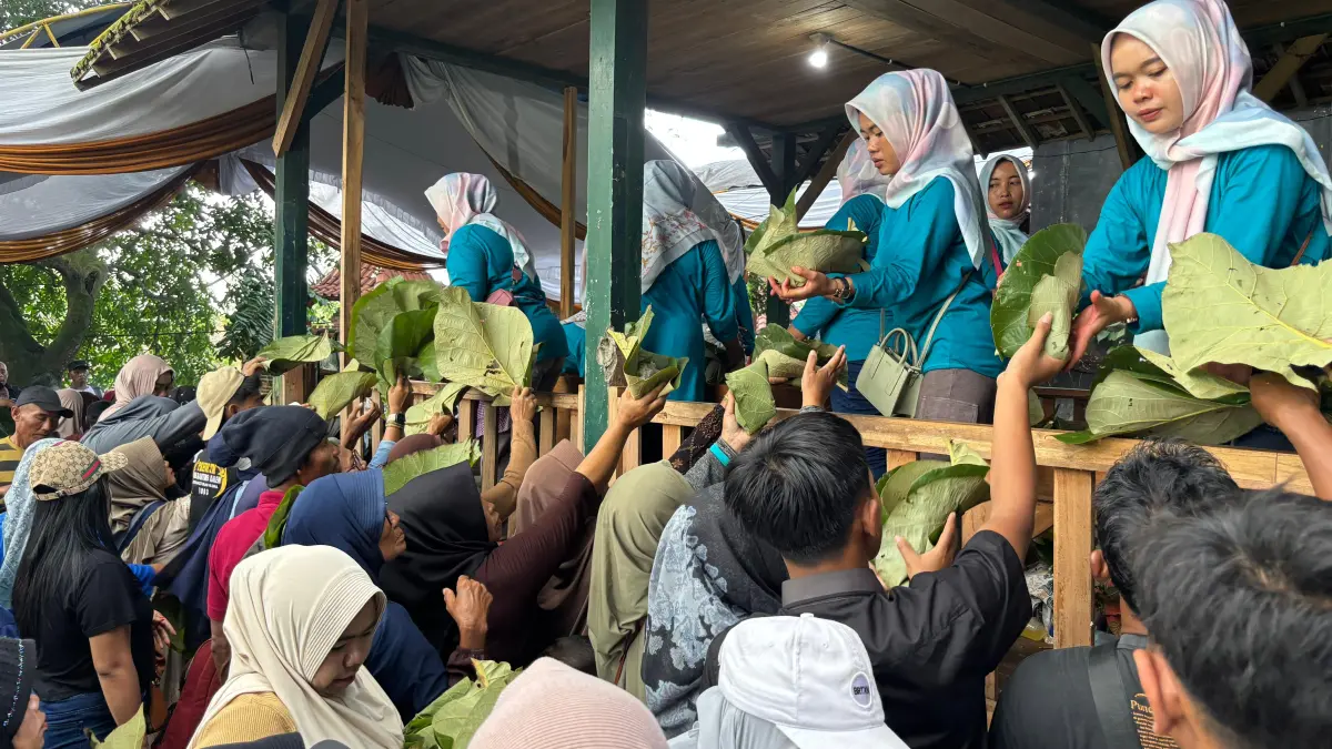 
ANTUSIAS: Masyarakat saat berebut mendapatkan berkat di acara Manganan Janjang di Desa Janjang, Kecamatan Jiken, Kabupaten Blora.  (EKO SANTOSO/RADAR PATI)

