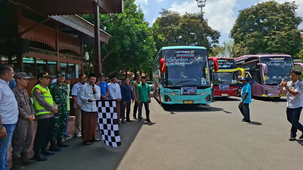 
BERANGKAT: Bupati Kudus, Sam’ani Intakoris mengibarkan bendera sebagai simbolis keberangkatan bus Balik Rantau Gratis di Pendapa Kabupaten Kudus, Sabtu (28/3). (ANDIKA TRISNA SAPUTRA/RADAR PATI)
