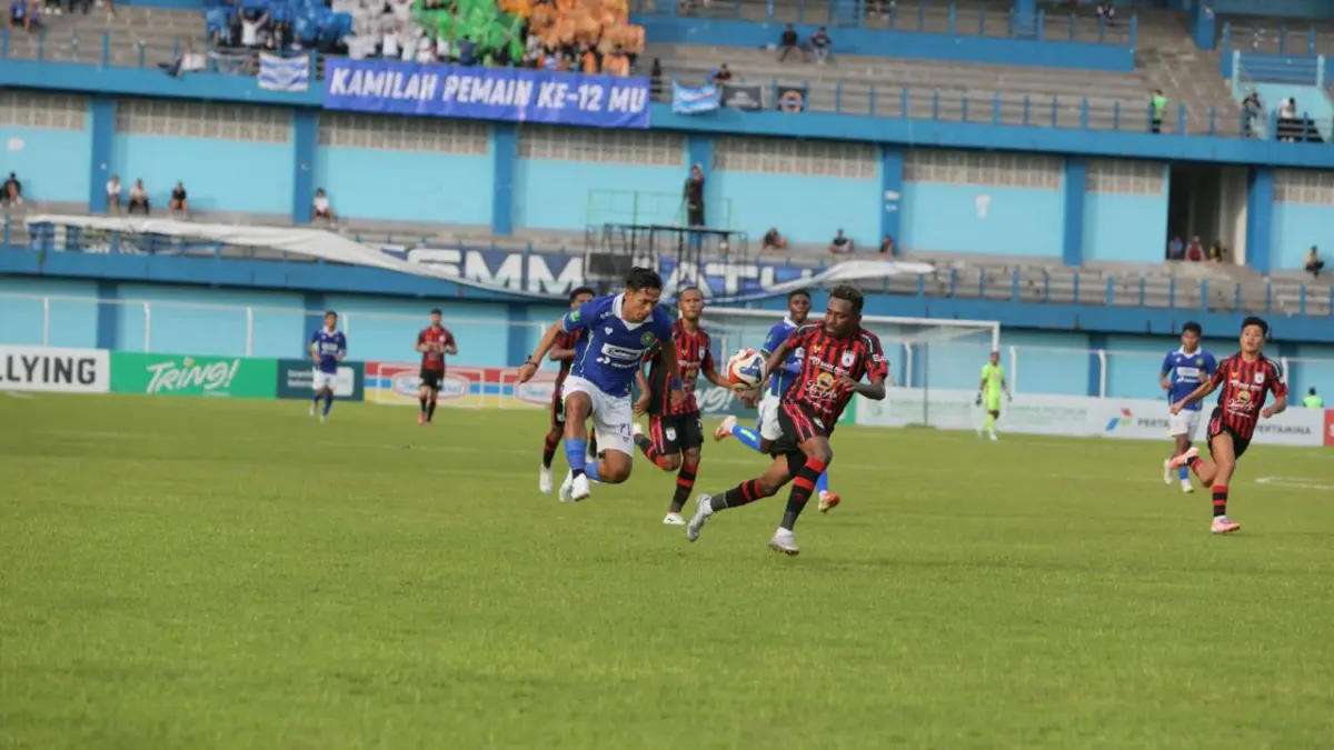 BERJUANG: Pemain Persiku Imam Bagus (kiri) berduel dengan pemain Persipura Jayapura. (GALIH ERLAMBANG W/ RADAR PATI)
