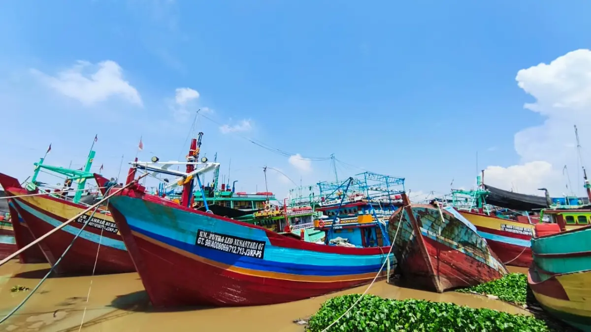 Kapal – kapal penangkap ikan sedang bersandar di kawasan dermaga Desa Bendar Kecamatan Juwana. (ACHMAD ULIL ALBAB/RADARPATI)
