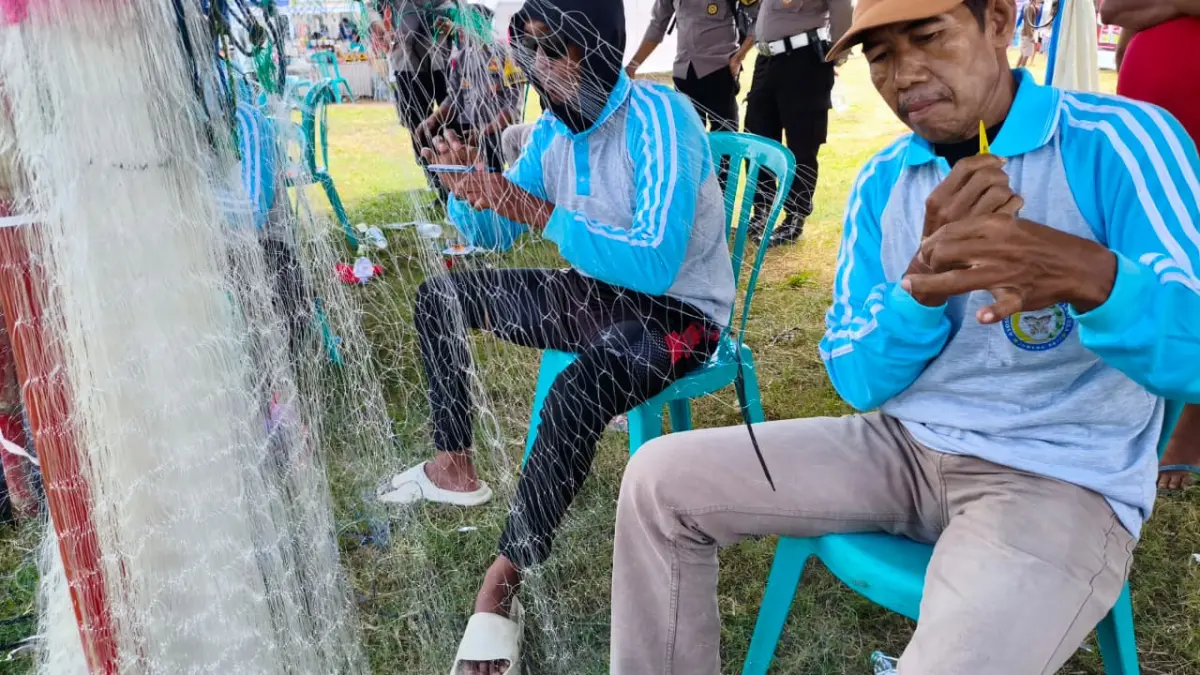 Sejumlah nelayan mengikuti lomba menyulam jaring ikan dalam acara expo kelautan yang digelar di dermaga Desa Bendar Kecamatan Juwana. (ACHMAD ULIL ALBAB/RADAR PATI)